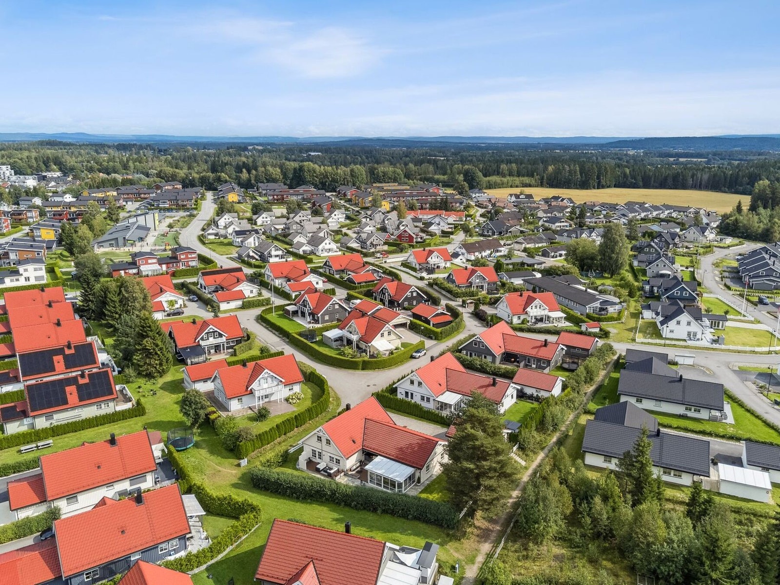 Det er også kort vei til skøytebane, svømmehall med mer, og en liten sykkeltur unna finner du populære Nordbytjernet. Galleribilde