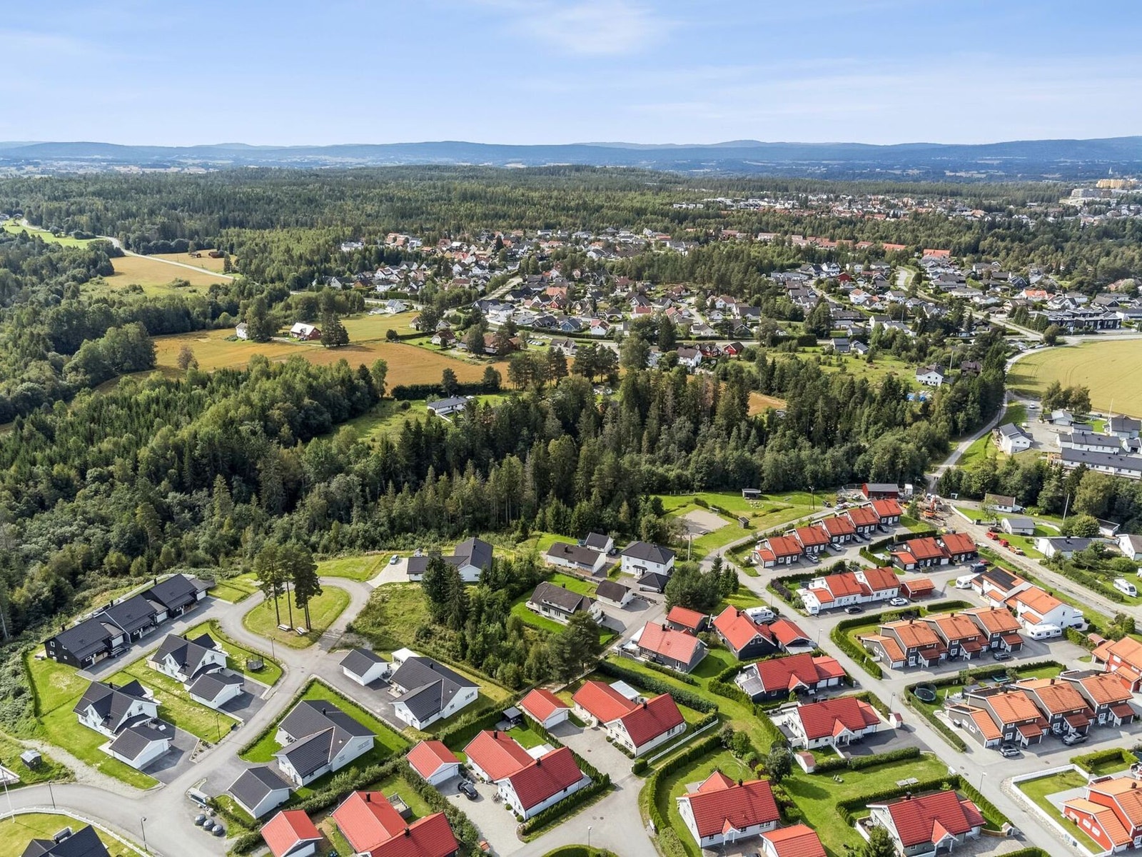 Videre er det kort vei til lekeplass, skøytebane, fotballbaner, Jessheim friidrettsstadion, idrettshall, tennisanlegg og flere treningssenter. Galleribilde