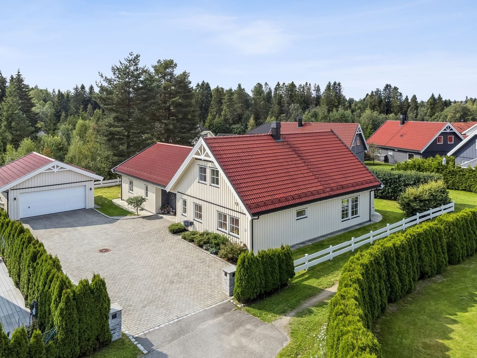 Eiendommen byr også på en praktisk dobbel garasje med elbillader. Galleribilde