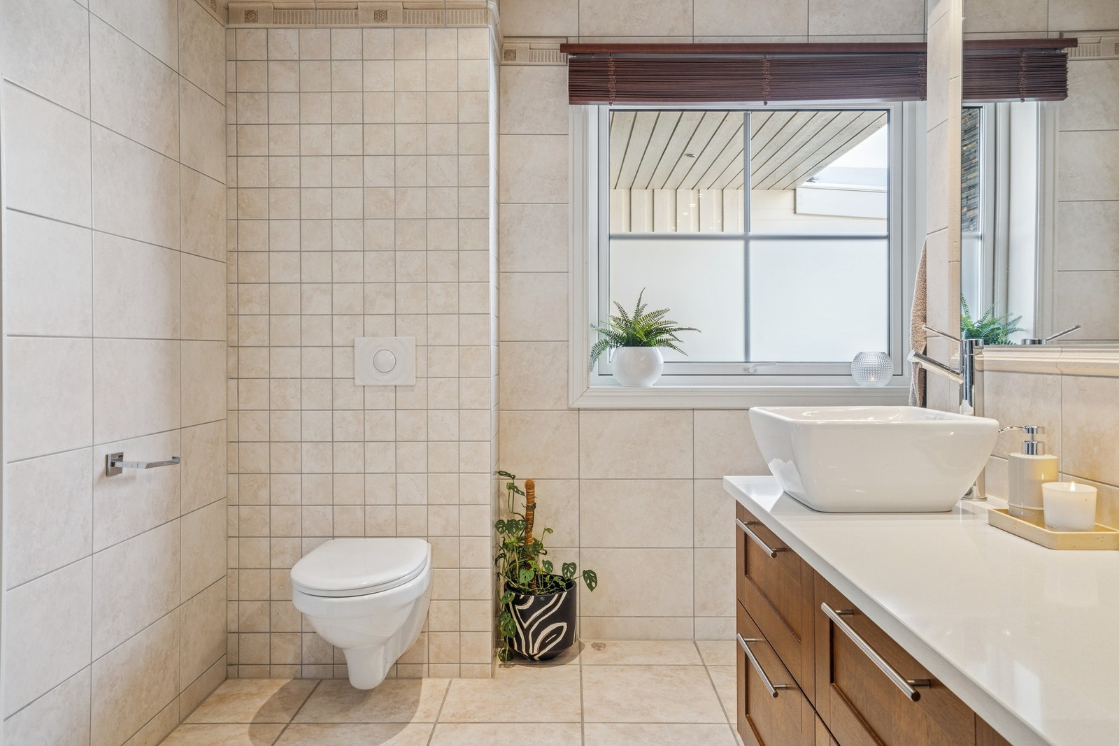 Videre byr badet på dusjnisje, innebygget badekar samt vegghengt toalett. Galleribilde