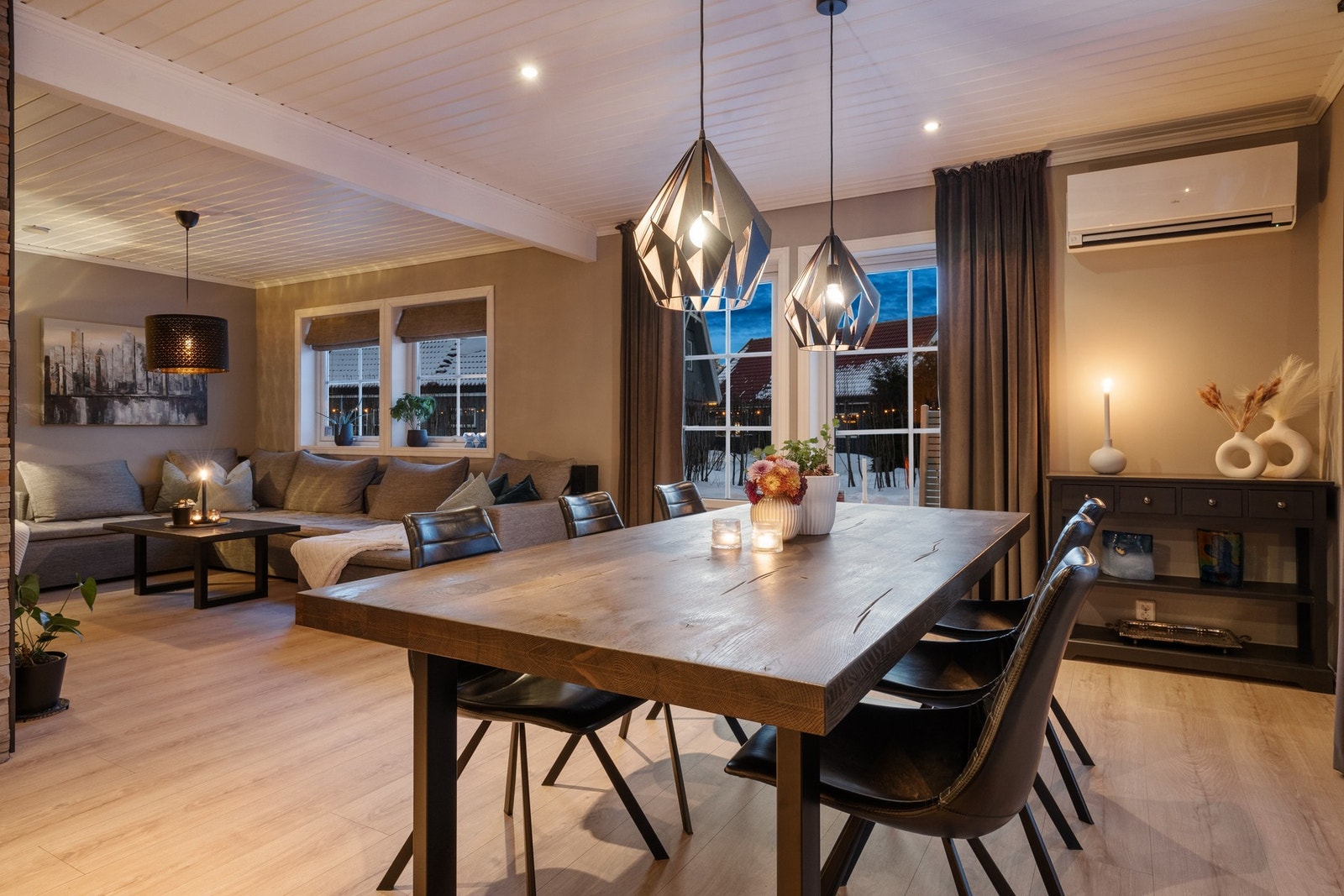 Hovedstuen har en god størrelse og byr på flere naturlige soner for møblering. Galleribilde