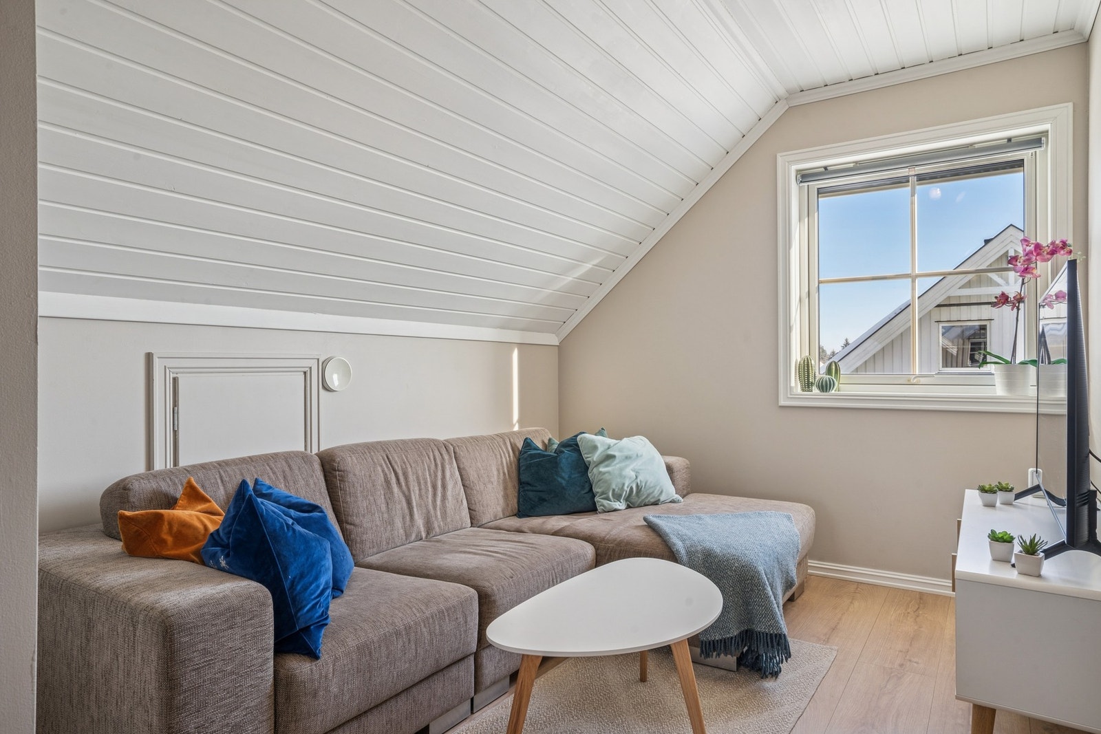 I loftetasjen finner du en praktisk loftsstue. Galleribilde