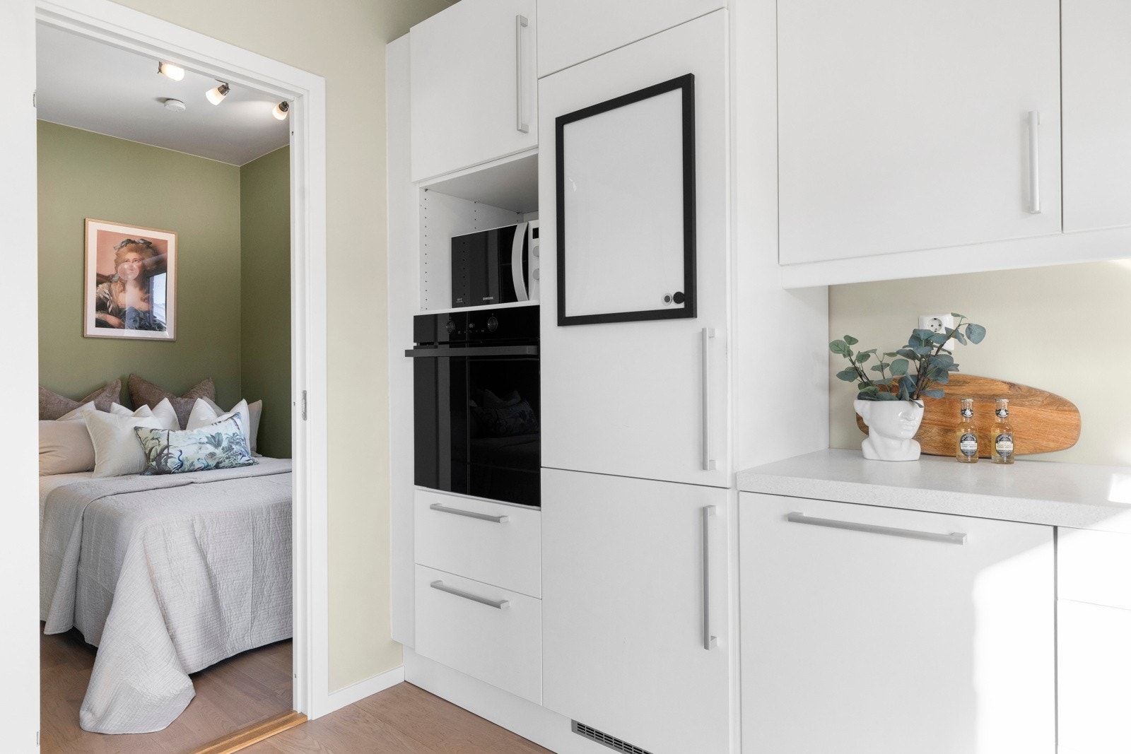 - Integrerte hvitevarer med platetopp, komfyr (2026), kjøl-frys og oppvaskmaskin. Det er kjøkkenventilator med kullfilter - Galleribilde