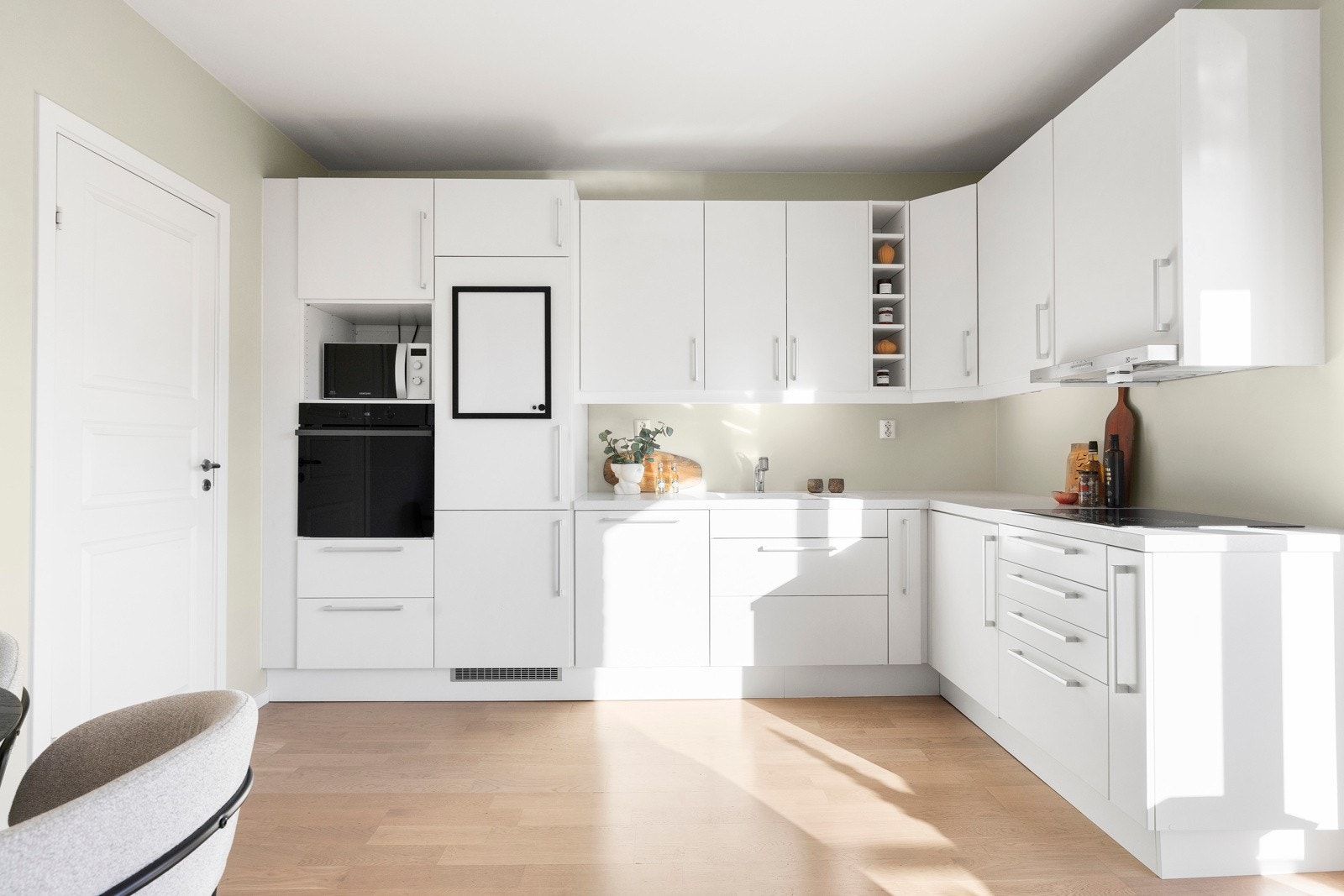 - Kjøkken fra 2014, med glatte fronter og benkeplate i komposittmateriale - Galleribilde