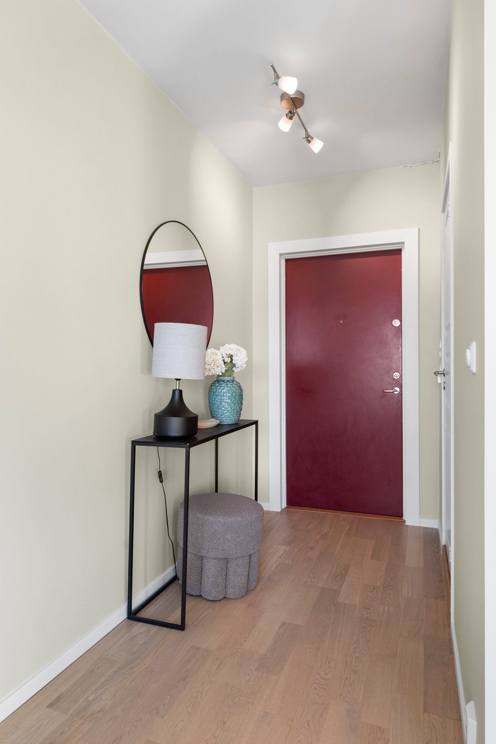 - Entré med plass til oppbevaring av yttertøy og sko - Galleribilde