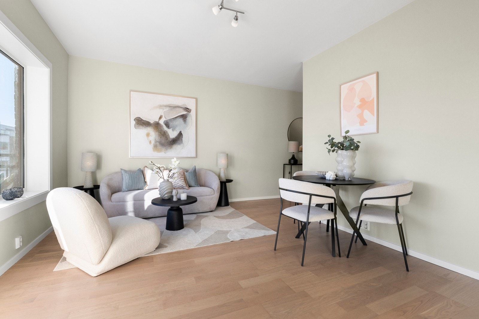 - Stue med god plass til både sofa og spisegruppe - Galleribilde