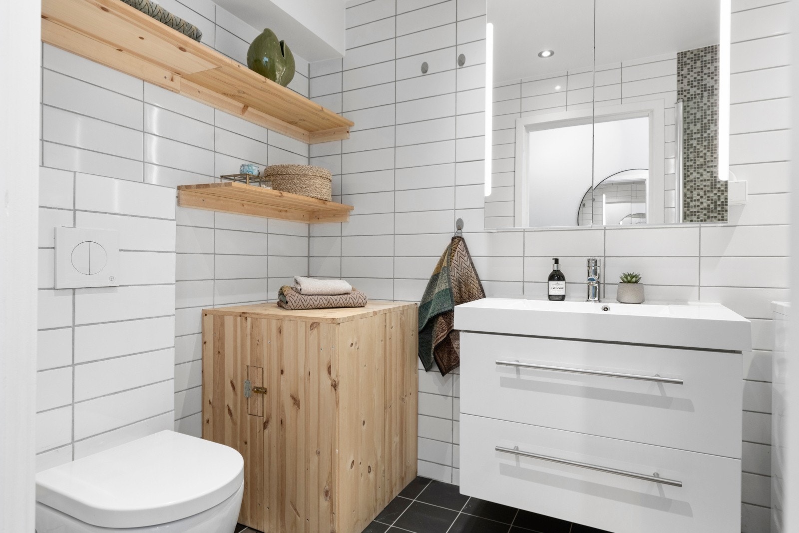 - Bad består av vegghengt toalett med innebygd sisterne kasse, servant på vegghengt servantskap, vegghengte dusjdører i glass. Opplegg for vaskemaskin - Galleribilde