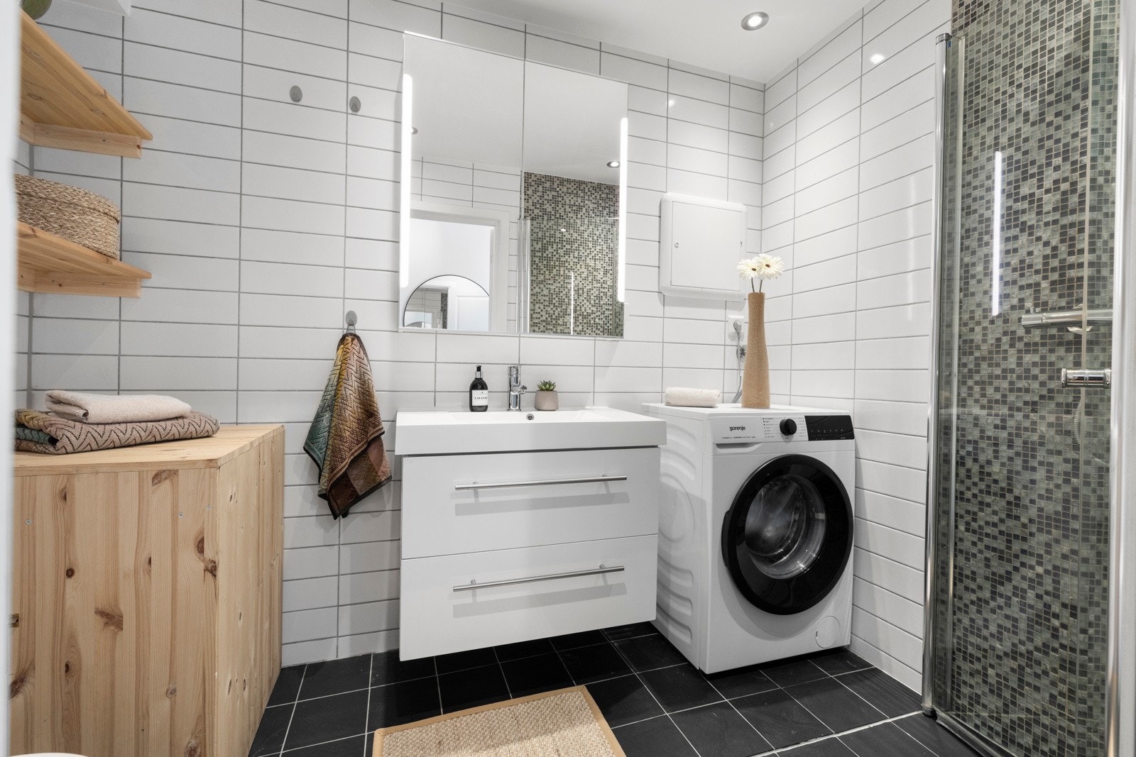 - Pent flislagt bad fra 2014. Rommet har elektriske varmekabler - Galleribilde