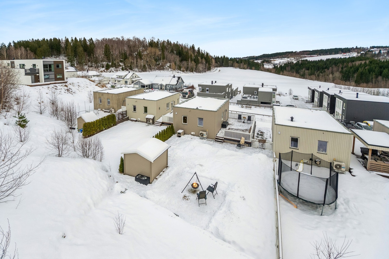 Praktisk bolig med svært ettertraktet beliggenhet i Momarka. Flott og skjermet uteområdet med rikelig boltreplass. Galleribilde