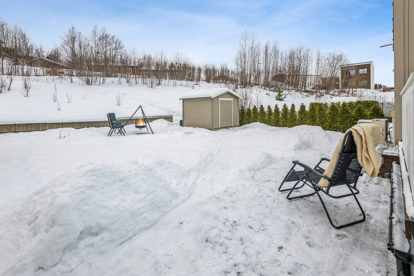 Uteområde er pent opparbeidet med bl.a plommetre og et staudebed på plenen på forsiden. Det er også etablert ripsbærbusk, jordbærhage, et staudebed og har etablert avgrensningskabel til robotgressklipper på baksiden. Galleribilde