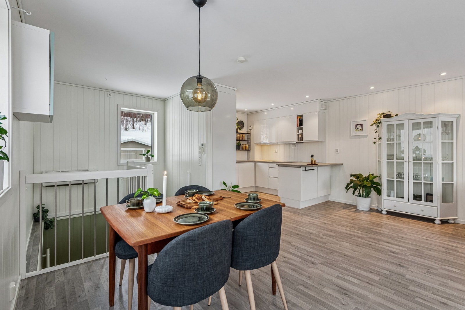 Stue og kjøkken har laminatgulv og spotter i tak. Fra stuen har man enkel adkomst til veranda. Galleribilde