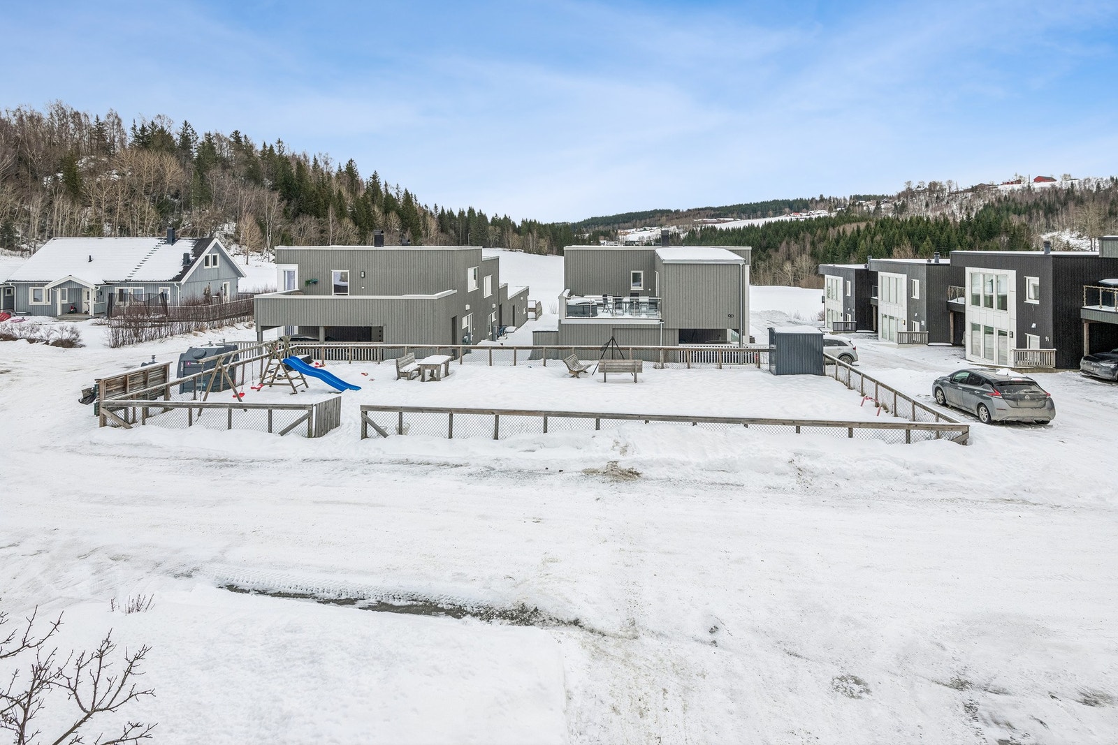Området er godt egnet for barnefamilier med lekeplass i umiddelbar nærhet. Gangavstand til barnehage og barneskole. Velkommen til en hyggelig visning! Galleribilde