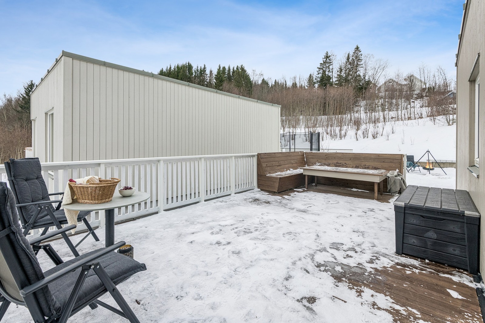 Terrassen er av god størrelse og har gode solforhold. Galleribilde