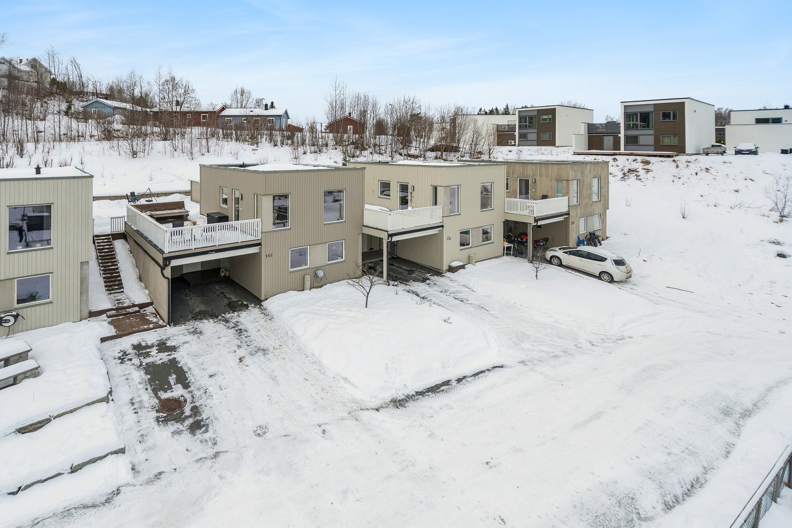 Moderne og praktisk enebolig beliggende i barnevennlig område. Carport. Kort veg til barnehage og skole. Pen hage. Galleribilde
