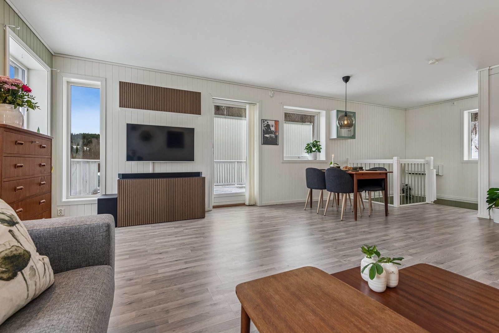 Romslig stue med god plass til møblering. Utgang til solrik terrasse fra rommet. Galleribilde