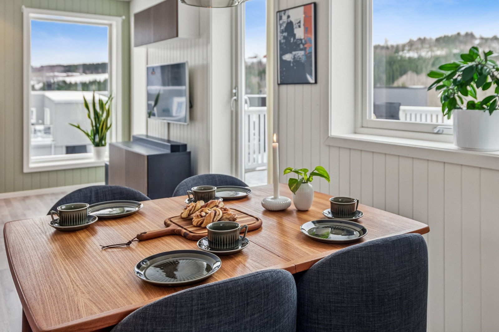 Stuen har plass til både spisegruppe og sofagruppe Galleribilde