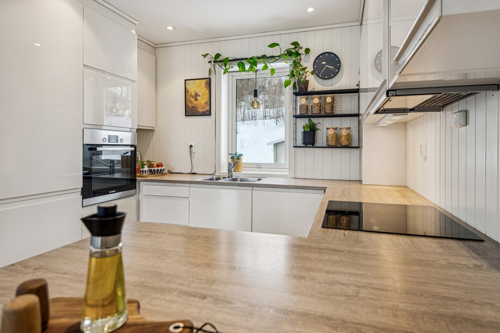 Lyst og innbydende kjøkken med integrerte hvitevarer. Rikelig med benk og skapplass. Galleribilde