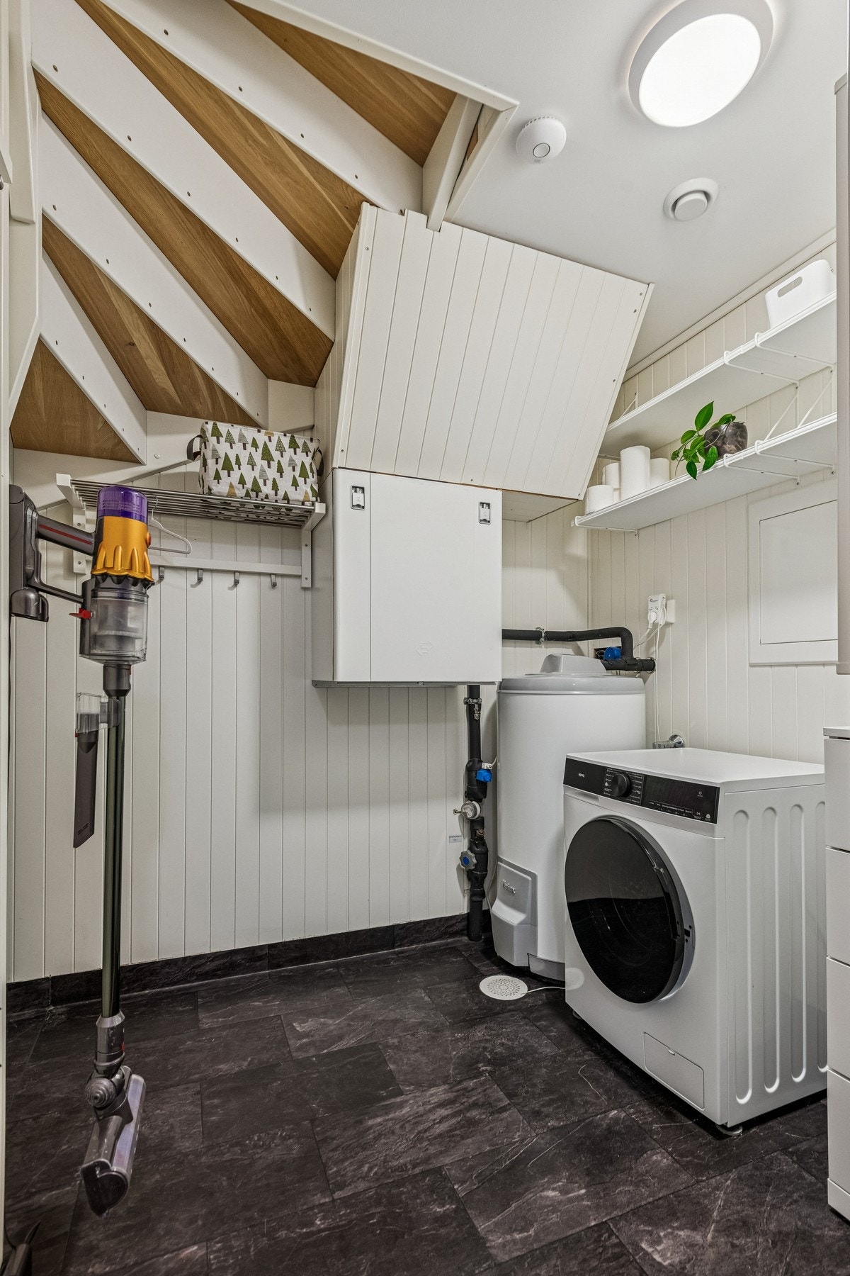 Bod/ tekniskrom. Opplegg for vaskemaskin og sluk i gulv. Galleribilde