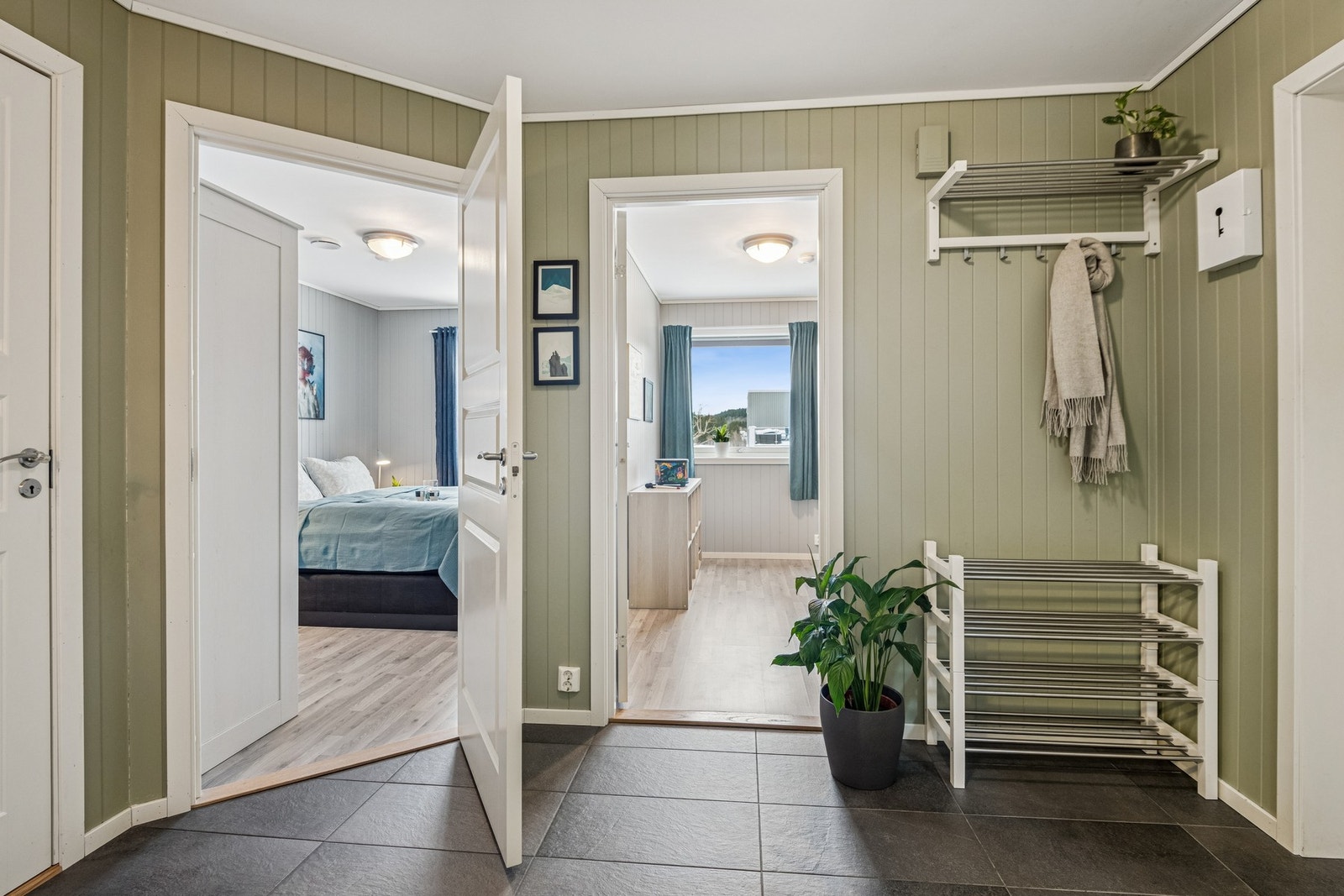 Romslig gang med flislagt gulv og varmekabler. Galleribilde