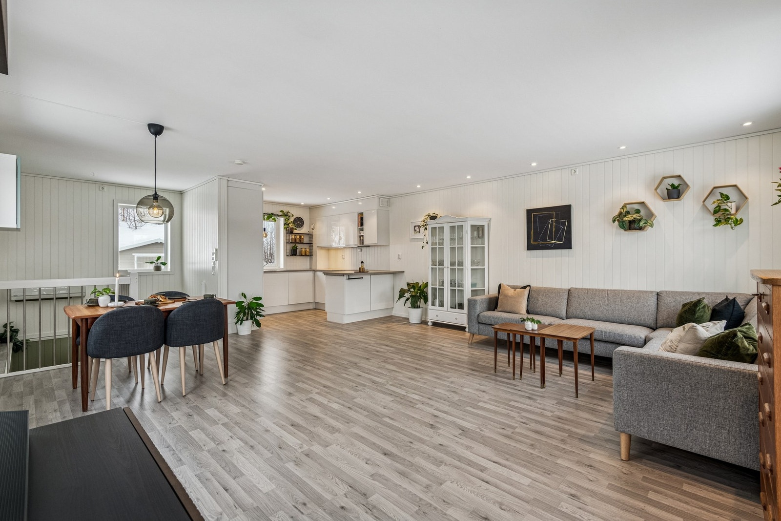 Stuen og kjøkkenet har en åpen løsning som skaper en luftig atmosfære. Boligen varmes opp med varmepumpe og strøm. Galleribilde