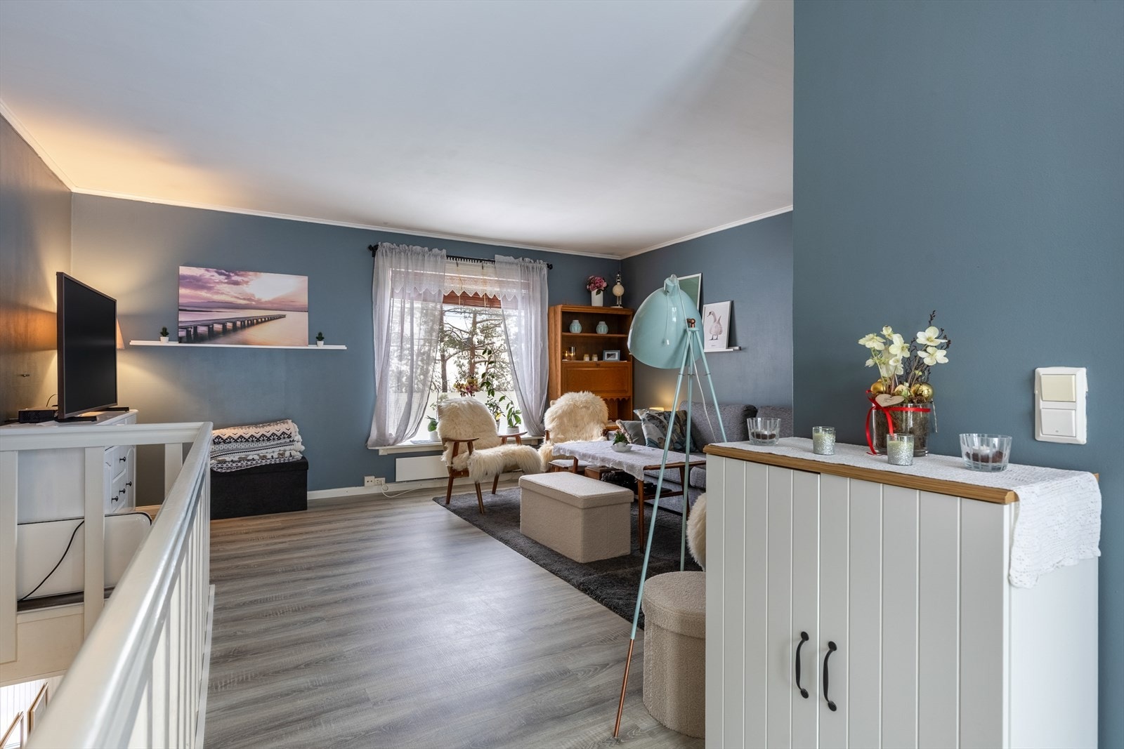 Lyst og åpent mellom stue og kjøkken Galleribilde