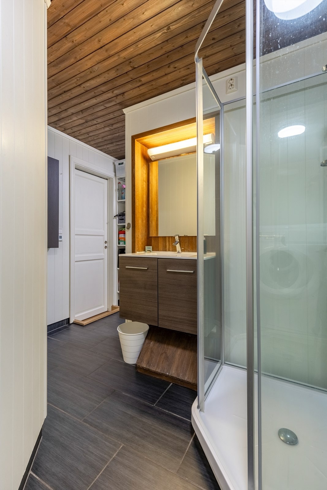 Det er flislagt gulv med varmekabler Galleribilde