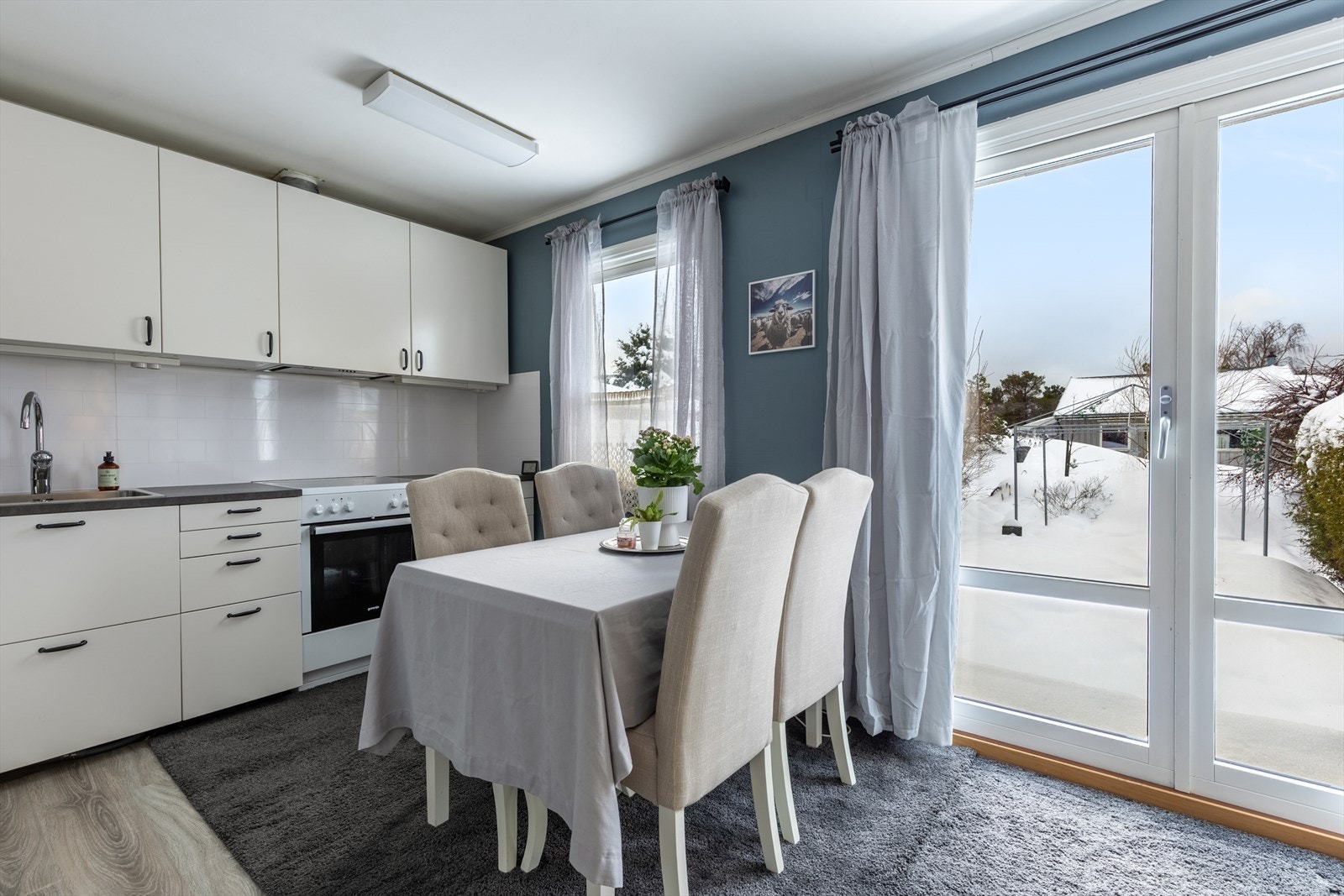 Lyst og koselig kjøkken med plass til spisebord Galleribilde