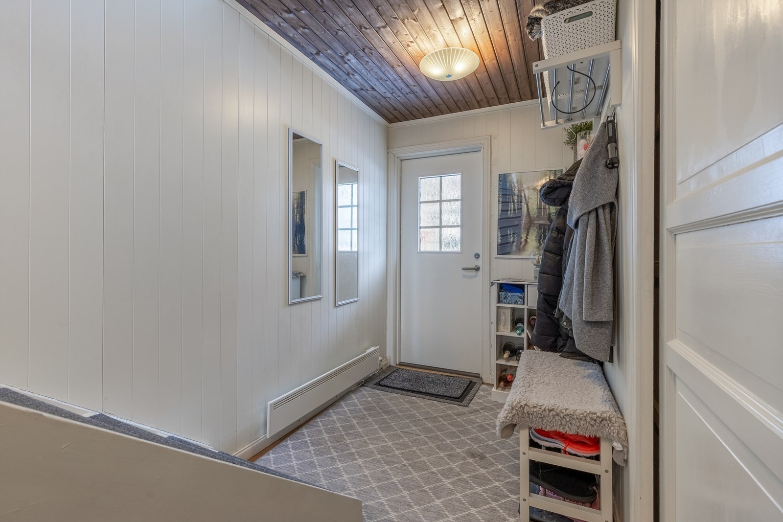 Gang med god plass for yttertøy og sko Galleribilde