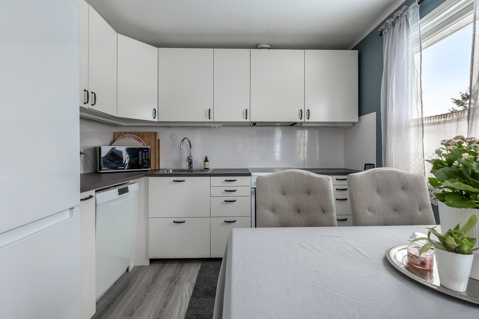 Kjøkkenet har godt med skap- og benkplass Galleribilde