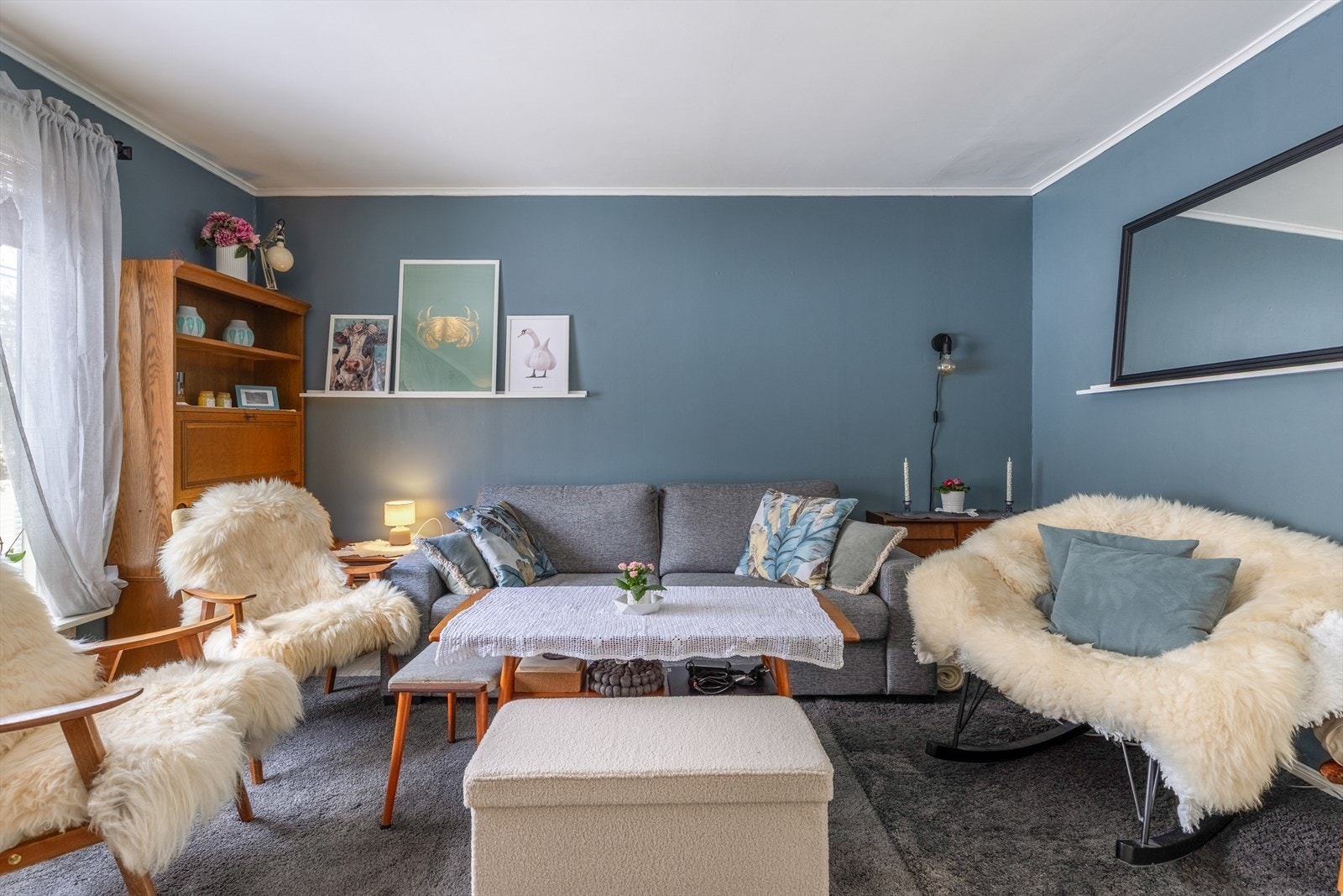 Koselig stue med plass til sittegruppe Galleribilde