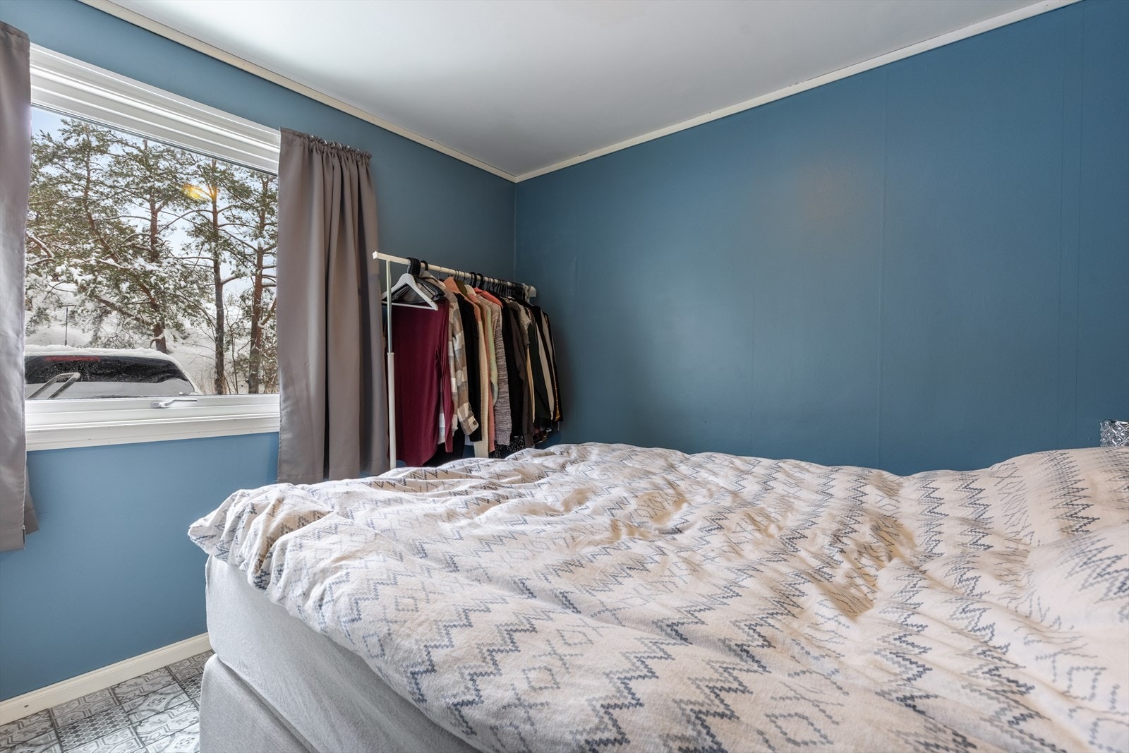 Soverom med plass til dobbeltseng Galleribilde