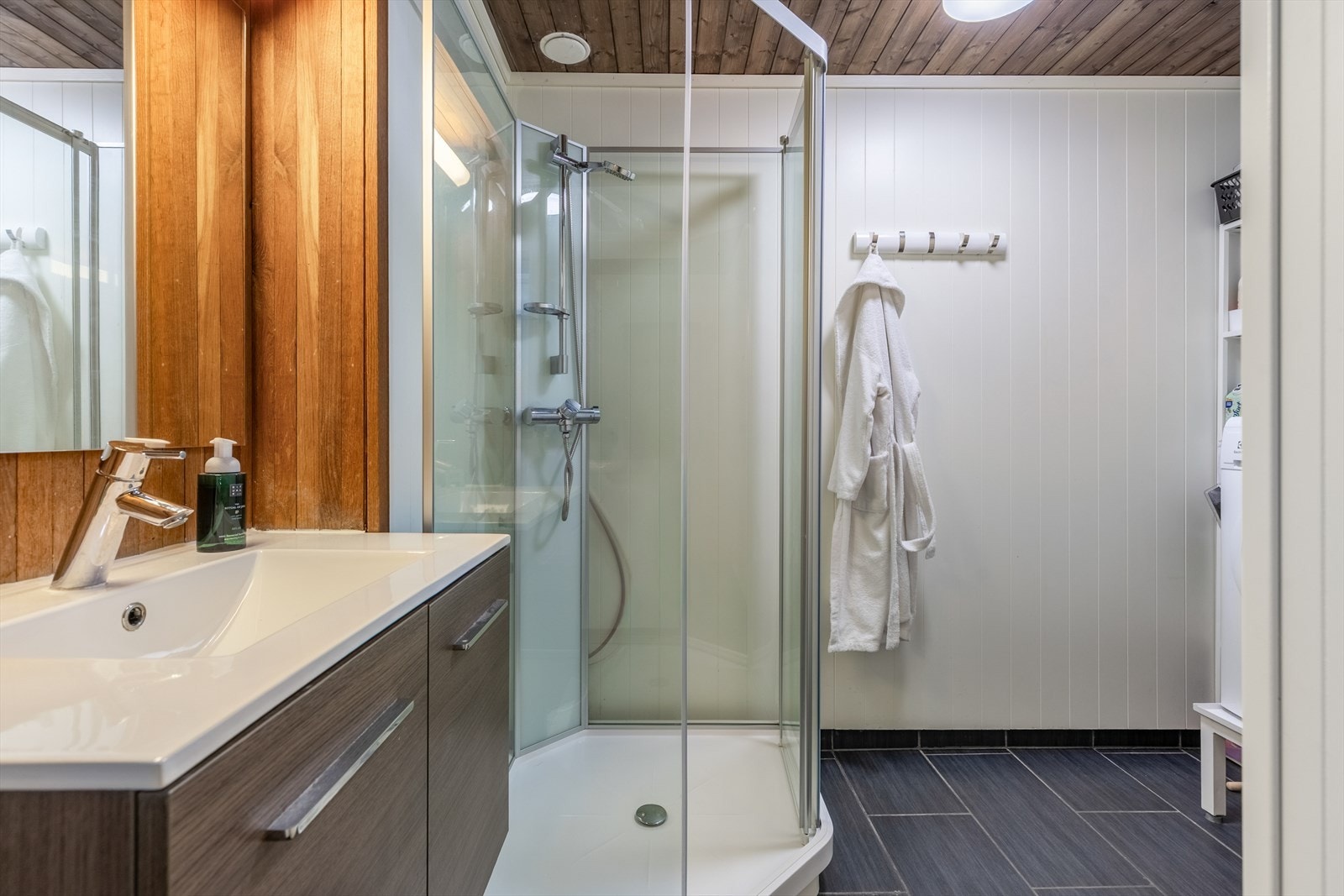 Servant med speil, dusj og plass til vaskemaskin Galleribilde