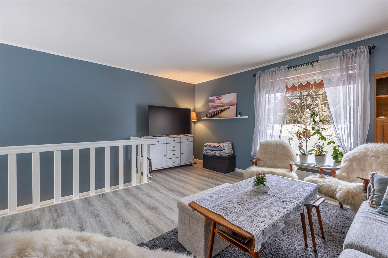 Stue med god plass til sofagruppe Galleribilde