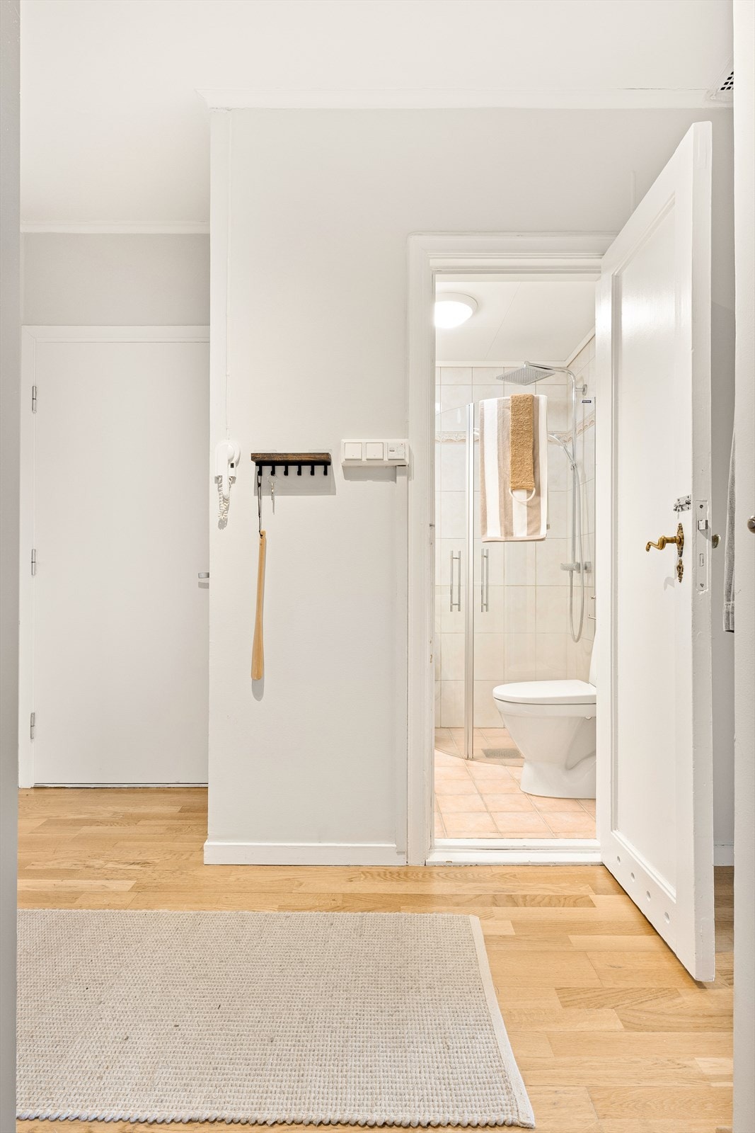 Bad sett fra gang. Galleribilde