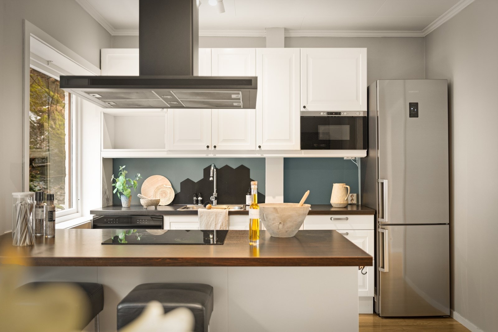 Her har du god oppbevaringsplass i både skuffer og skap, samt god arbeidsplass på kjøkkenbenken. Galleribilde