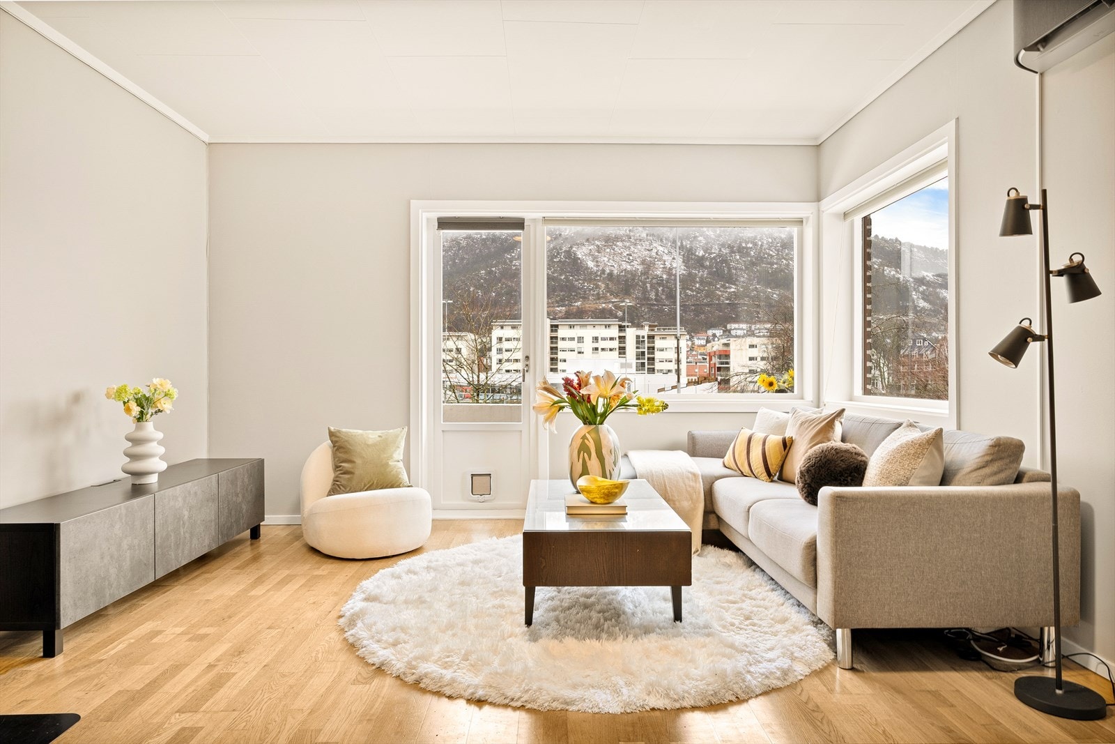 Dette er en innbydende og pen 3-roms leilighet med en solrik balkong. Galleribilde