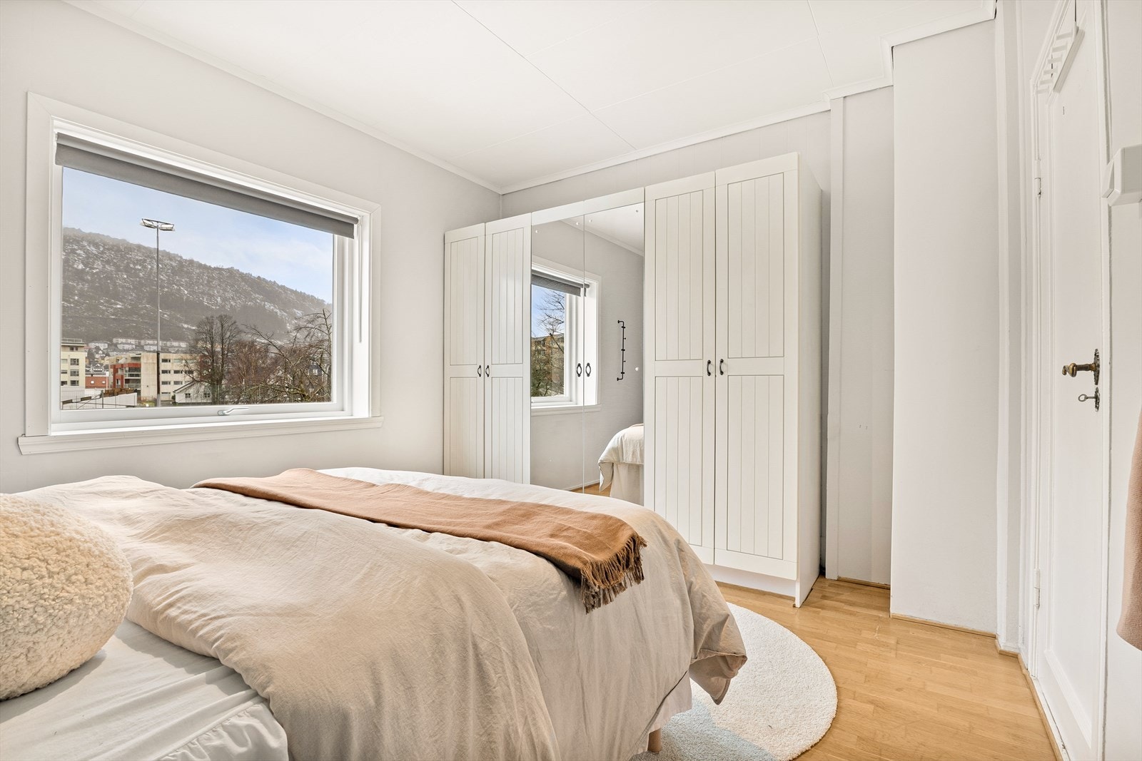 Her har du plass til dobbeltseng, gaderobe og annet ønskelig soveromsmøblement. Galleribilde