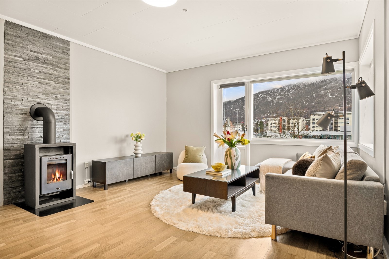 Stuen har store vindusflater som gir godt med naturlig lysinnslipp i arealet. Galleribilde