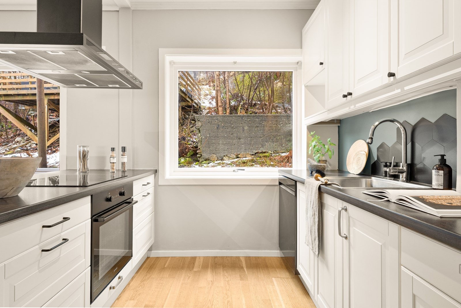 Kjøkkenet er utstyrt med profilerte hvite fronter, laminat benkeplate, integrert stekeovn, platetopp, microbølgeovn og oppvaskmaskin. Galleribilde