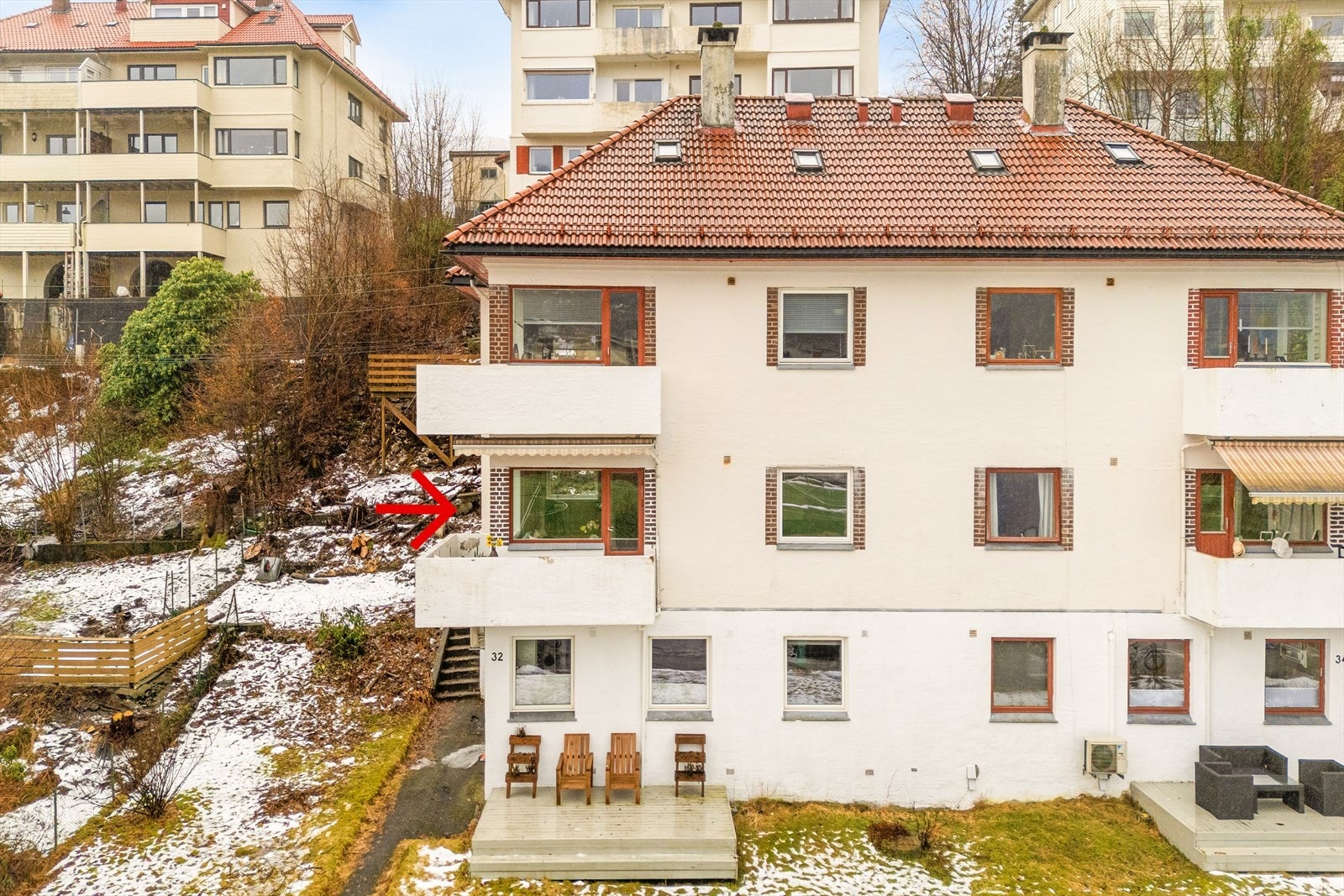 Leiligheten ligger i en høy 1. etasje i bygget. Galleribilde