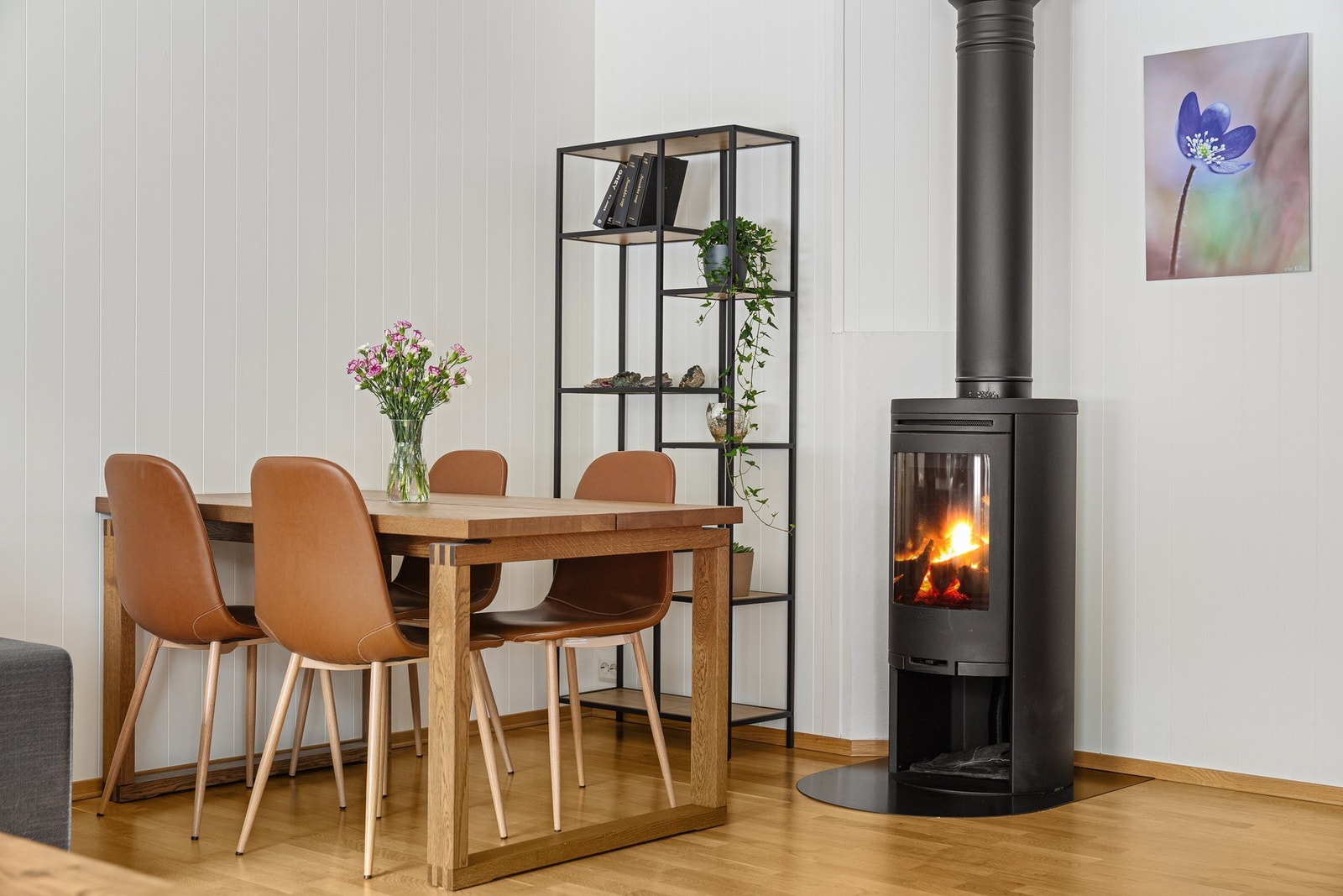 Vannbåren gulvvarme og vedovn i stuen Galleribilde