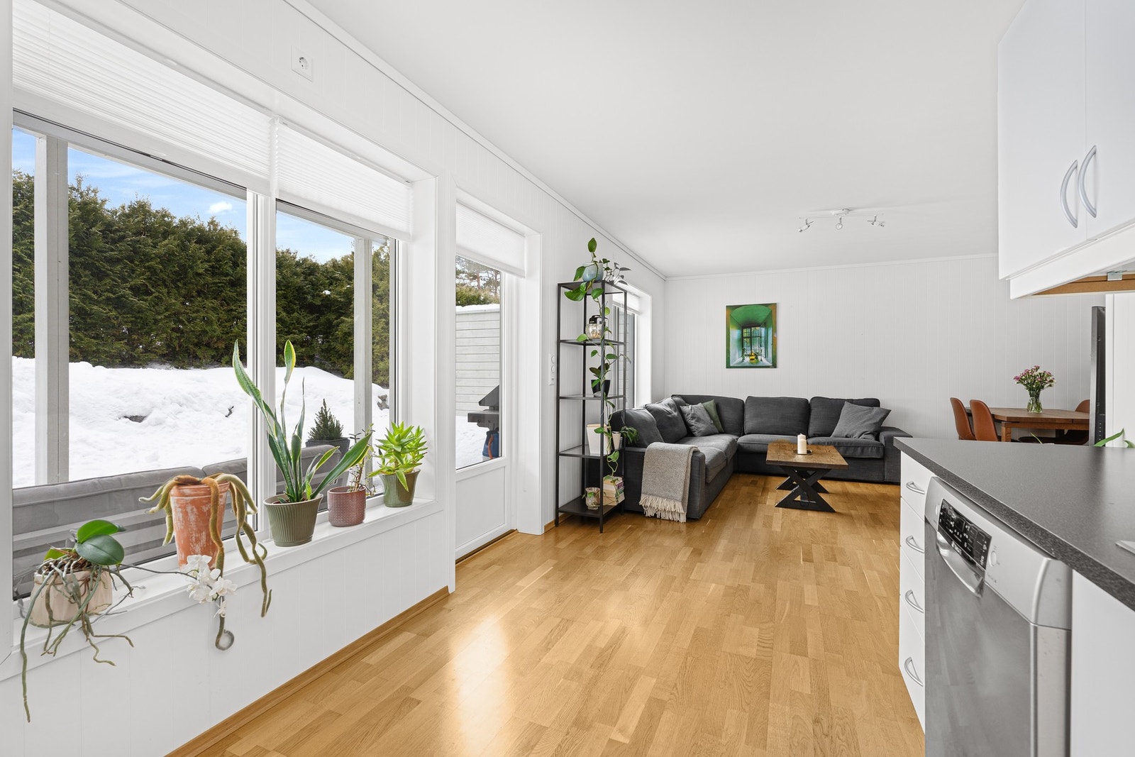 Åpen løsning mellom stue og kjøkken gir flere møbleringsmuligheter Galleribilde