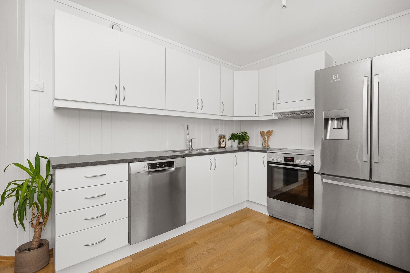 Oppvaskmaskin og komfyr medfølger Galleribilde