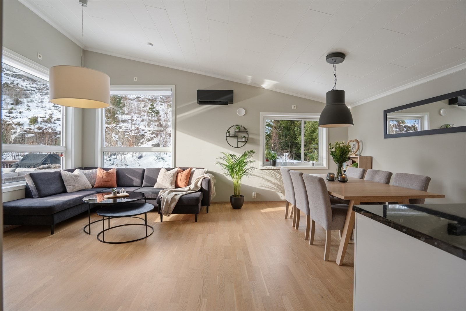 Dette er en innbydende og delikat 4-roms selveierleilighet i 2. etasje i tomannsbolig med fin beliggenhet i attraktivt og rolig boligområde på Torød. Galleribilde