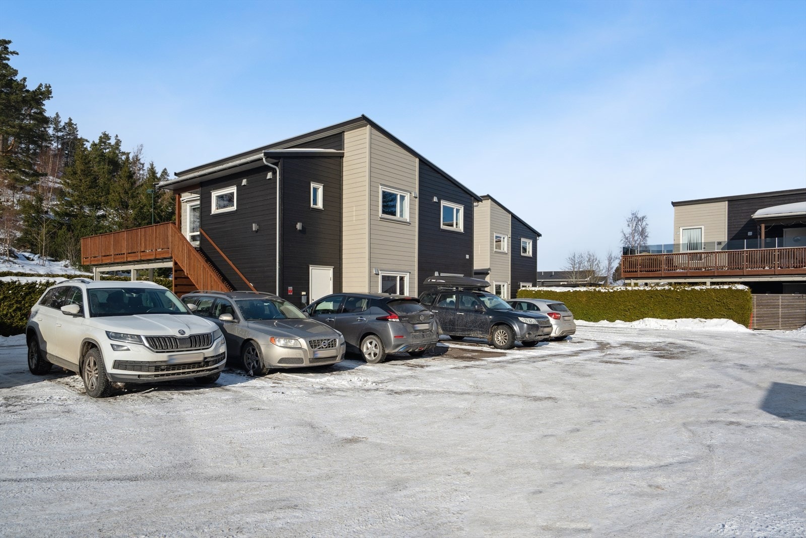 Leiligheten disponerer to parkeringsplasser. I tillegg er det fire oppmerkede gjesteparkeringsplasser. Galleribilde