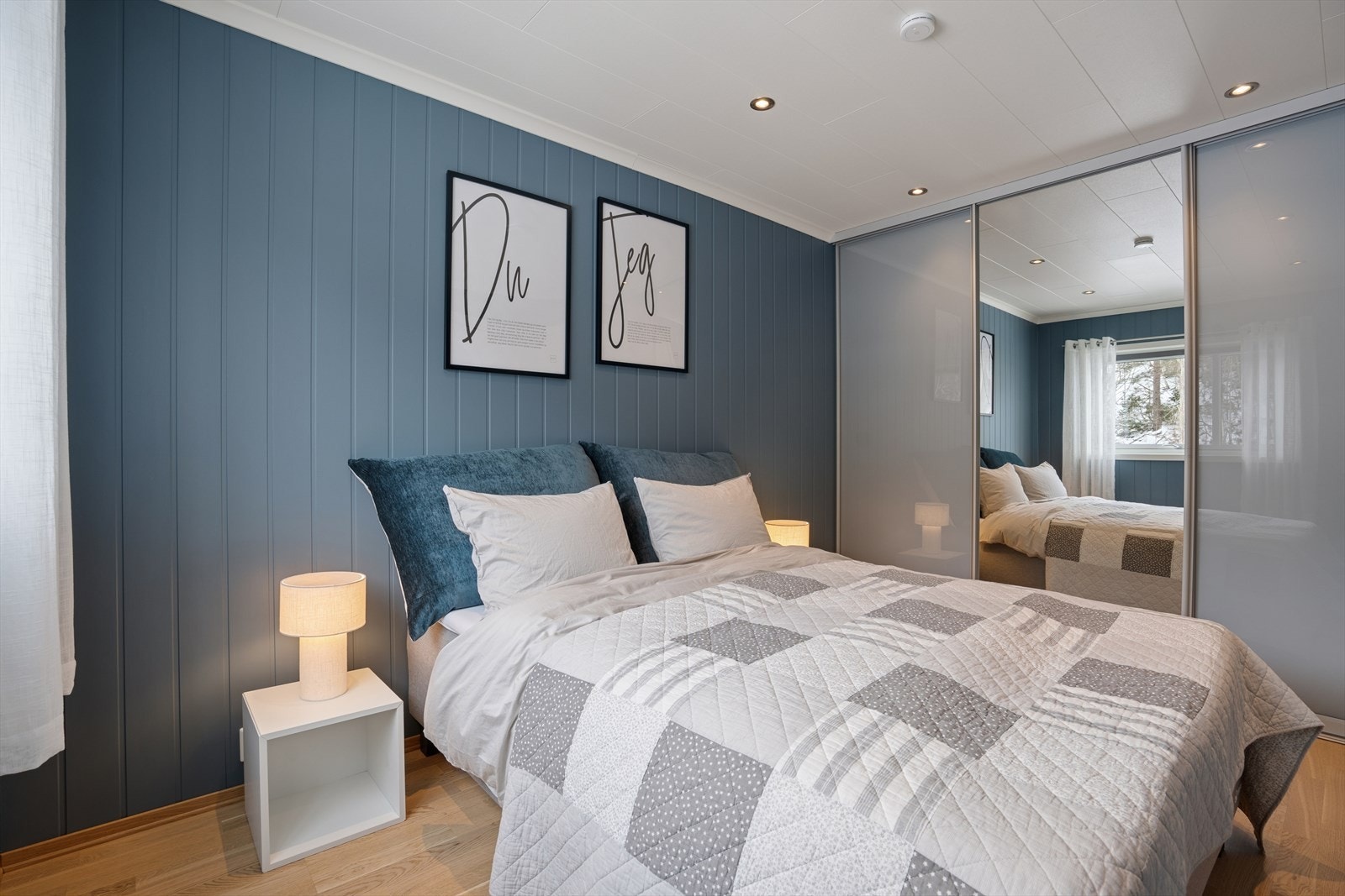 Hovedsoverommet har plass til dobbeltseng og garderobeløsning. Galleribilde