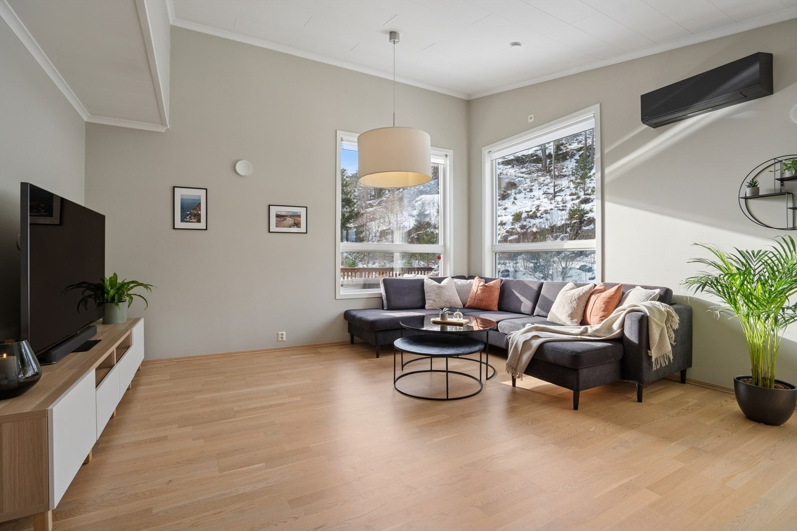 Store vindusflater slipper rikelig med naturlig lys inn og gir fin utsikt mot grønne omgivelser. Galleribilde