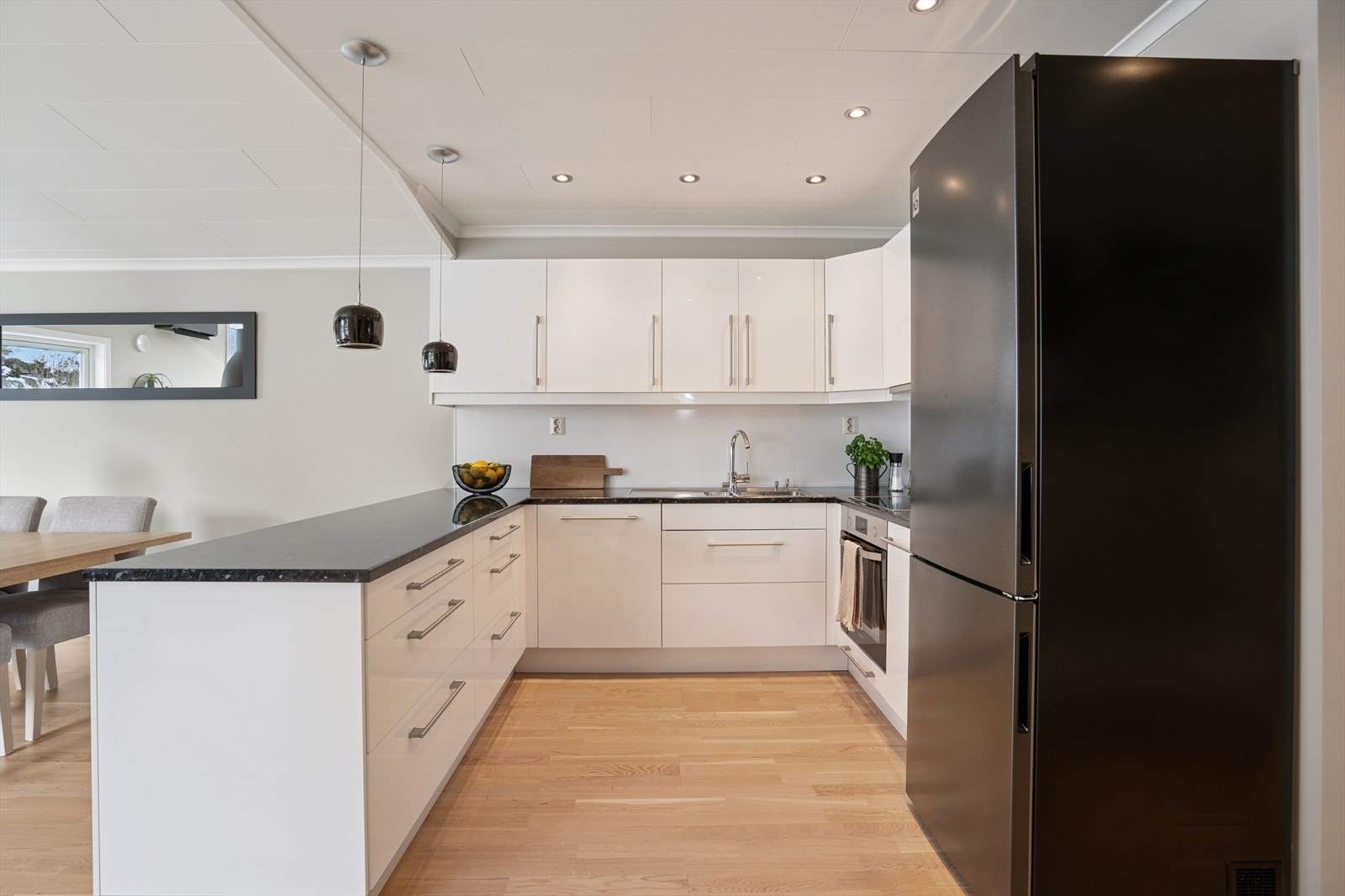 Kjøkkenet er innholdsrikt, med godt med skap- og benkeplass. Galleribilde