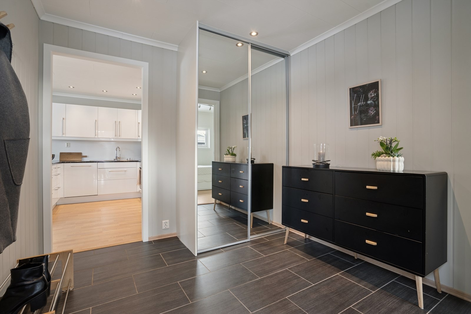 I entréen er det flislagt gulv med varmekabler og god plass til oppbevaring av yttertøy og sko i skyvedørsgarderobe med speil. Galleribilde