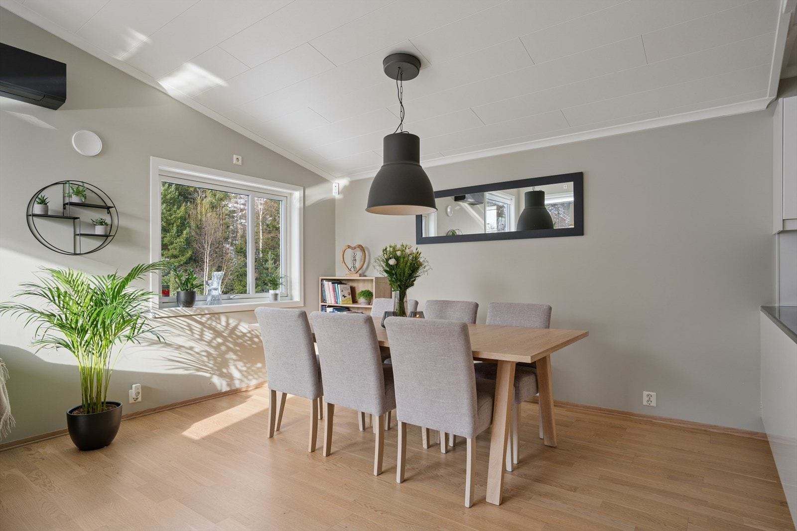 Leiligheten har nydelig takhøyde og masse lys fra store og mange vinduer. Galleribilde